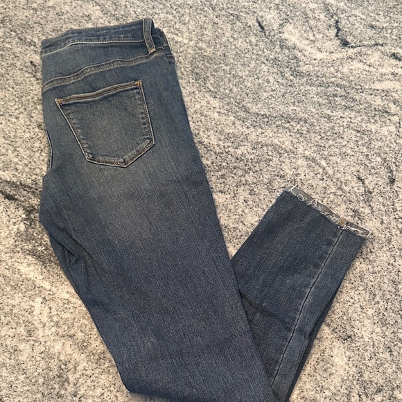 Universal Thread Denim - Mid Rise Skinny- Ankle Fray- size 6/28